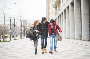Çok ırklı bir grup insan 