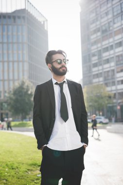 şehirde poz işadamı