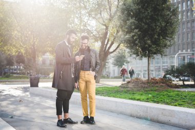  İşadamları Smartphone'da dokunarak 