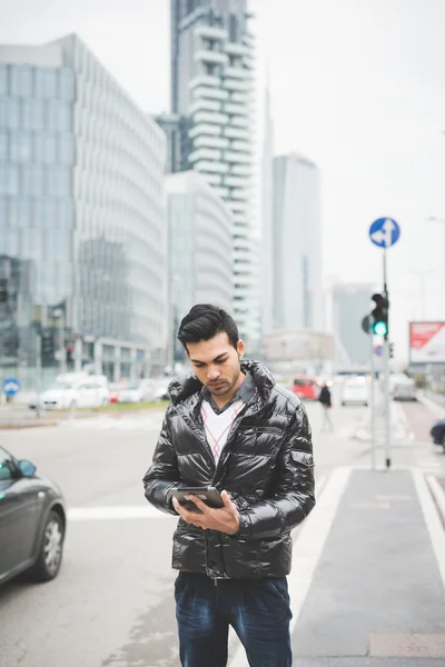 Iş adamı sokakta tablet kullanma — Stok fotoğraf