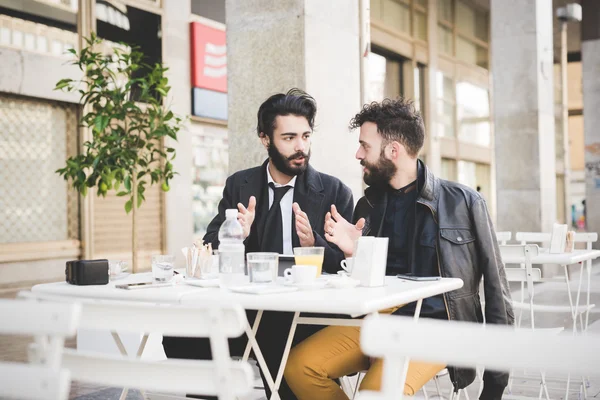 Affärsmän som sitter i bar, med frukost — Stockfoto