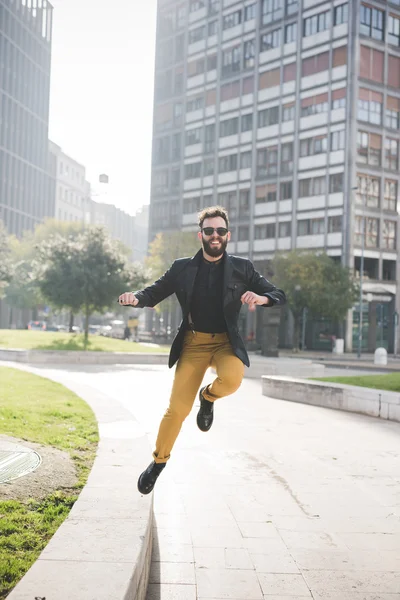 Capelli castani uomo barbuto salto — Foto Stock