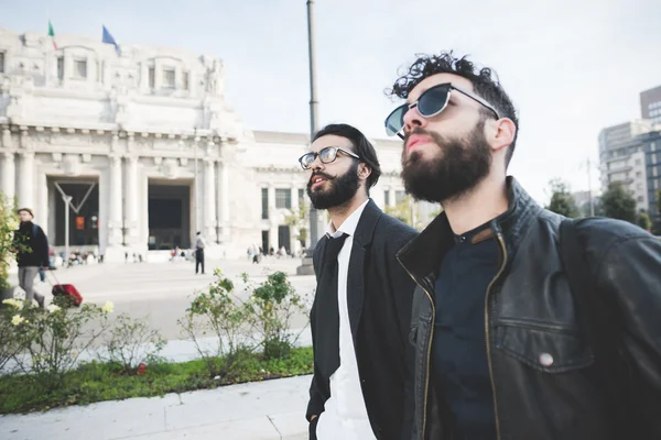 Hommes d'affaires marchant dans la rue de la ville — Photo