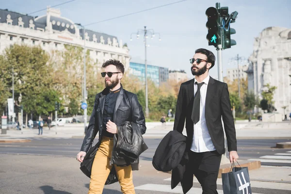 Homens de negócios andando na rua — Fotografia de Stock