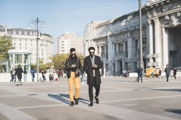 Hombres de negocios caminando por la ciudad — Foto de Stock