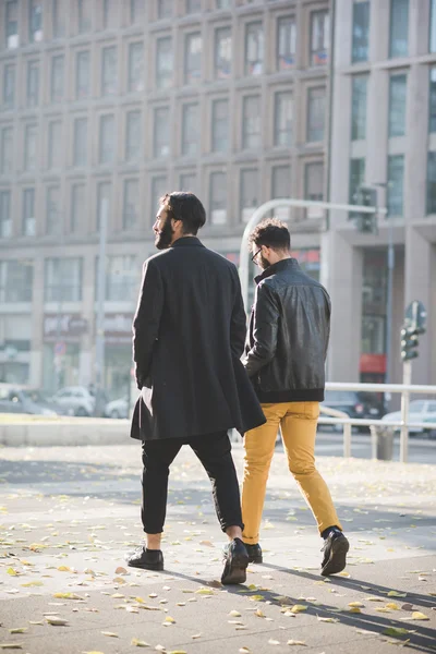 Zakenmensen wandelen in de stad — Stockfoto