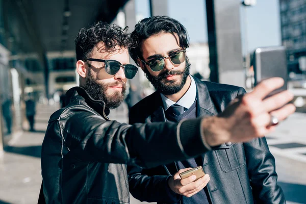 Hombres de negocios en la ciudad tomando selfie —  Fotos de Stock