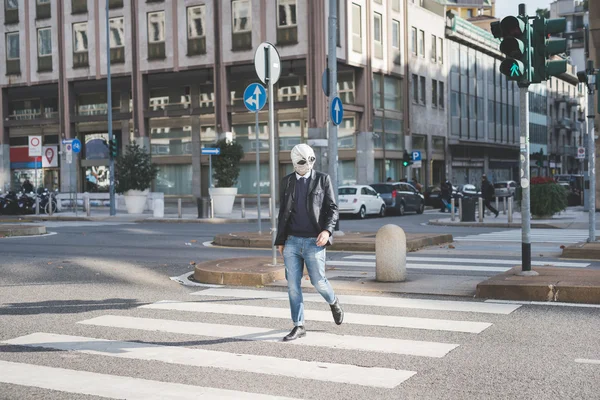 Мужчина шел по пешеходному переходу — стоковое фото