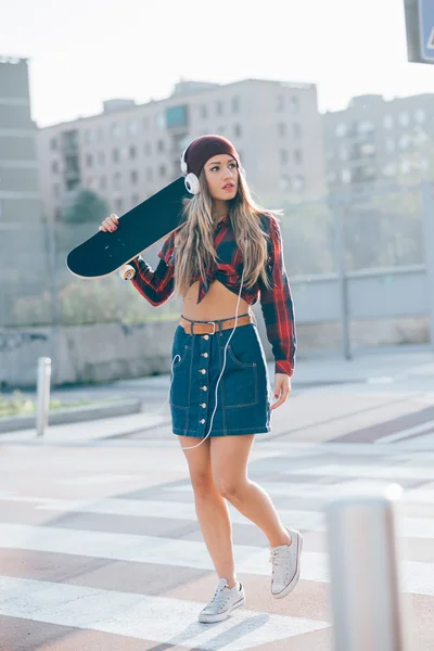 Mulher modelo patinador andando — Fotografia de Stock