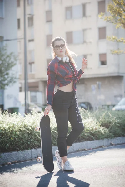 Modelo de mujer patinadora posando — Foto de Stock