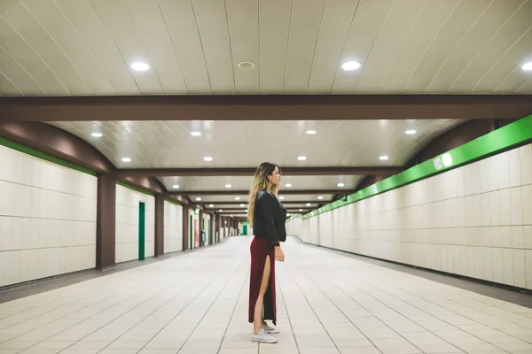 Woman model in city posing — Stock Photo, Image