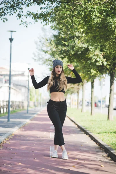 Modello donna posa all'aperto in città — Foto Stock