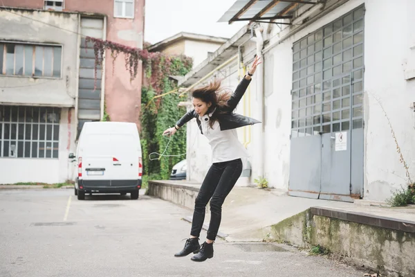 Mujer saltando desde una pequeña pared — Foto de Stock