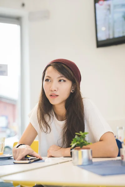 Mujer china sentada en el bar —  Fotos de Stock