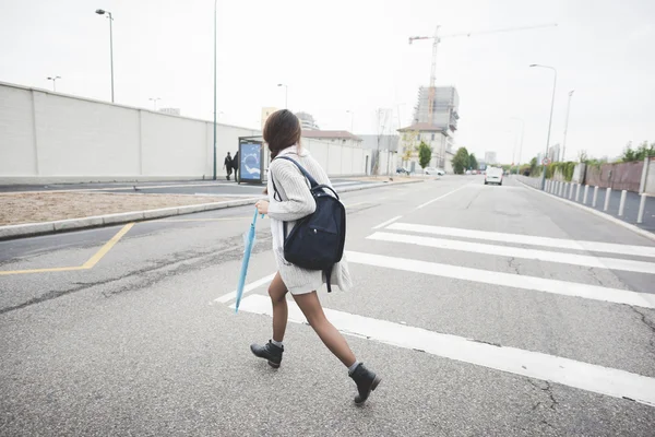 Mulher chinesa cruzando rua — Fotografia de Stock