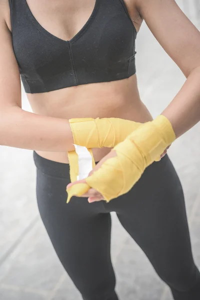 Mujer envolviendo sus manos — Foto de Stock