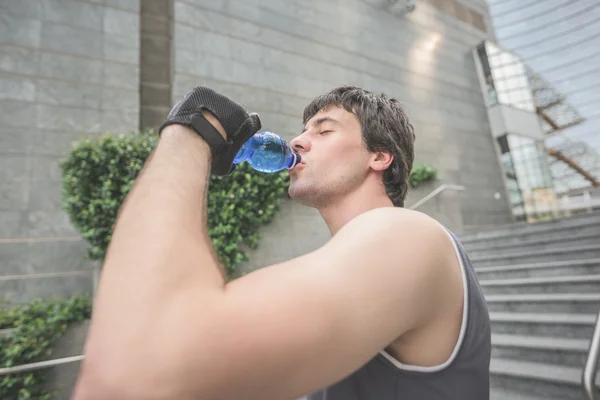 Sporadisk mann som drikker vann – stockfoto