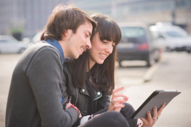 Genç çift tablet kullanma
