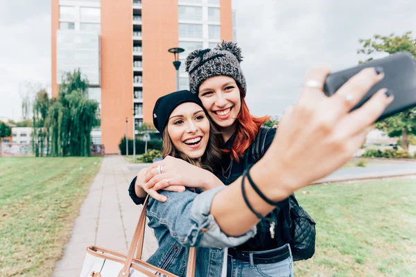 Mujeres abrazando al aire libre en la ciudad — Foto de Stock