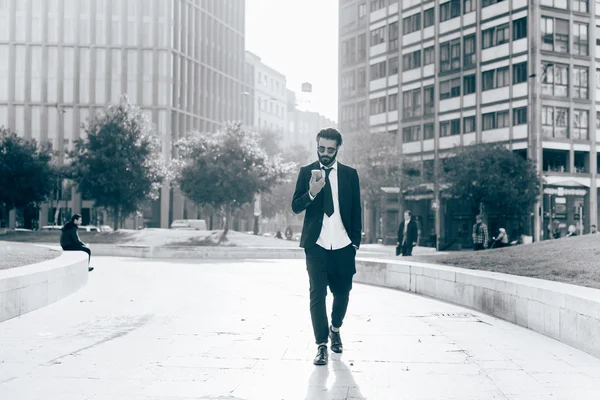 Empresario caminando por la ciudad — Foto de Stock