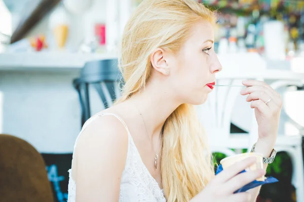 Mujer comiendo un helado — Foto de Stock