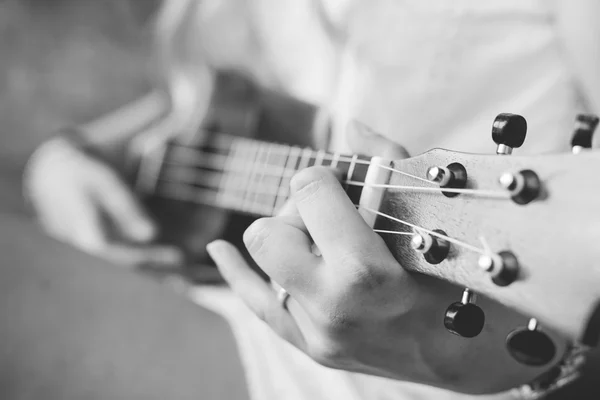 Caucasian girl playing ukulele — Stock Photo, Image