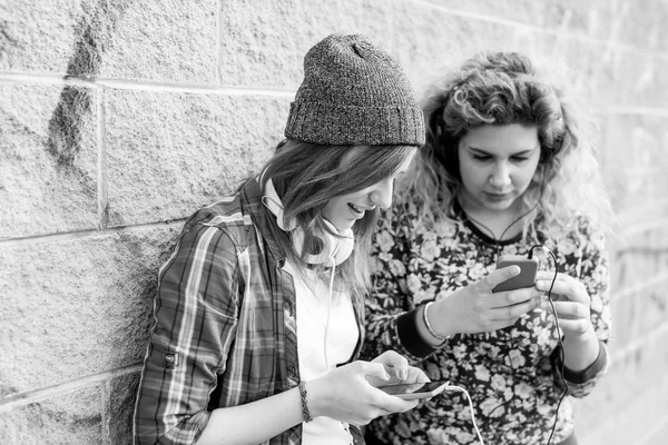 Ženy, poslech hudby a pomocí smartphonu — Stock fotografie