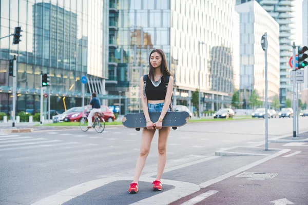 Mujer patinadora posando en la ciudad —  Fotos de Stock