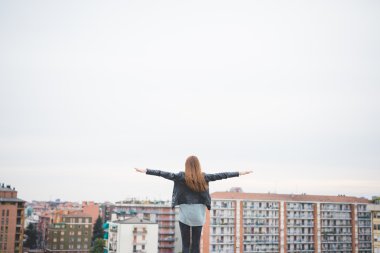 Varoşlarda geniş açık kollar ile kız