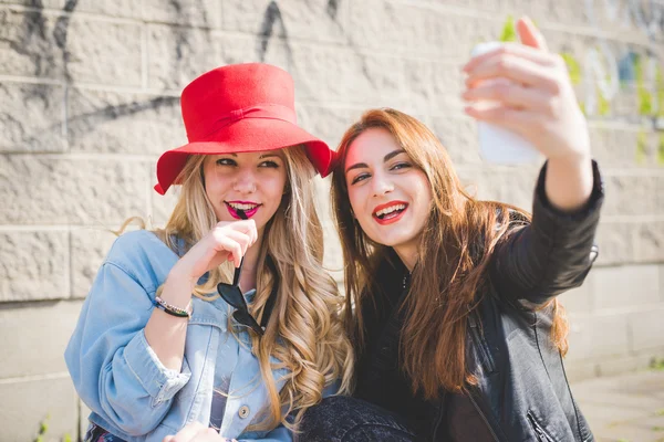 Meninas multiétnicas tomando selfie — Fotografia de Stock