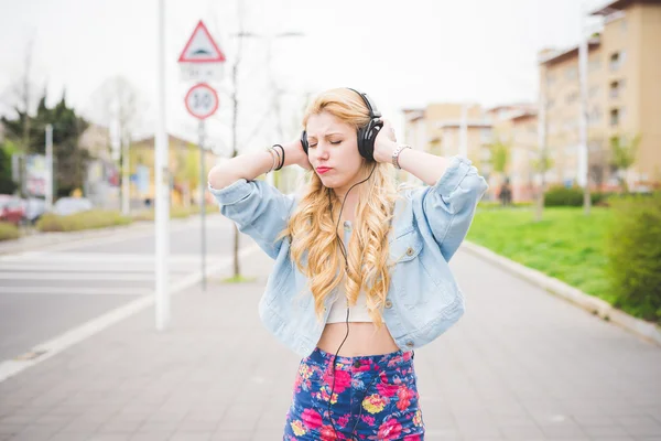 Menina loira ouvindo música — Fotografia de Stock