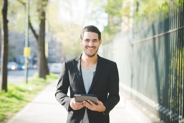 Ragazzo italiano che cammina con tablet — Foto Stock