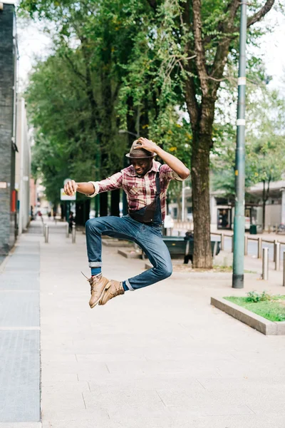 Afro uomo jumping in il strada — Foto Stock