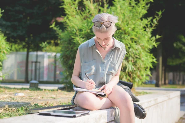 Blonde italienische Designerin — Stockfoto