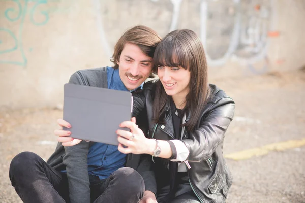 Casal com comprimido a tomar uma selfie — Fotografia de Stock