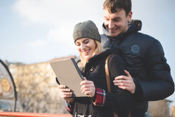 Amantes do casal autêntico usando tablet — Fotografia de Stock