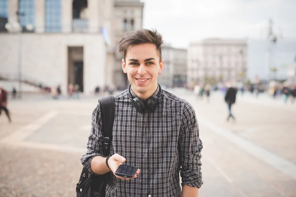 Modelo hombre escuchar música — Foto de Stock