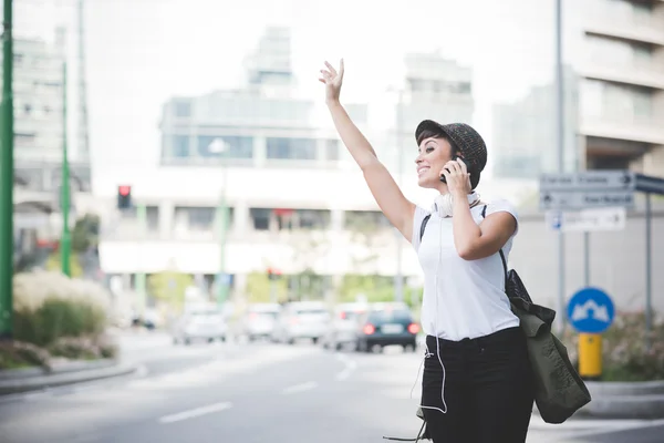 女人问一辆出租车 — 图库照片