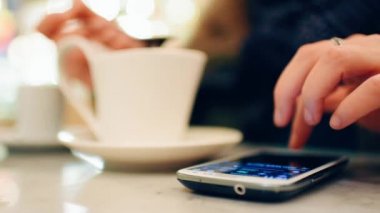 Kız dokunarak ekran smartphone