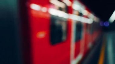 Metro istasyonunda gelen tren 