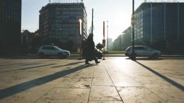 İnsanlar yürürken, insanlar ve trafikte şehir