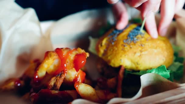 Hamburguesa vegetariana servida en cesta — Vídeos de Stock