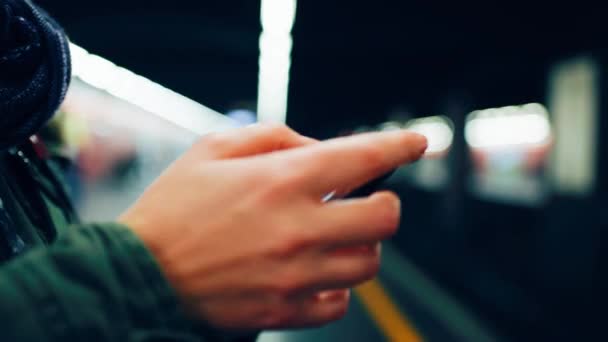 Femme mains textos sur smartphone 