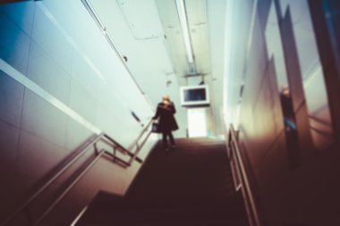 bir metro istasyonunda aşağı inen kişi