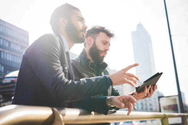 Hommes d'affaires en ville une tablette tenant — Photo