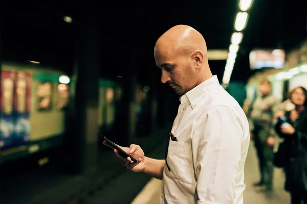 Επιχειρηματίας σε αναμονή στο σταθμό του υπόγειου σιδηρόδρομου — Φωτογραφία Αρχείου