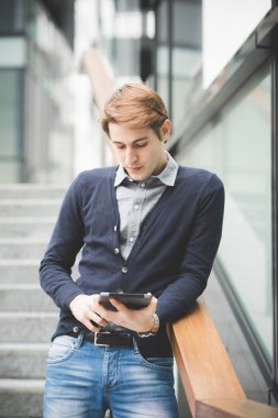 Yakışıklı beyaz çağdaş iş adamı