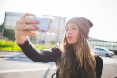 kadın giyiyor şapka alarak selfie