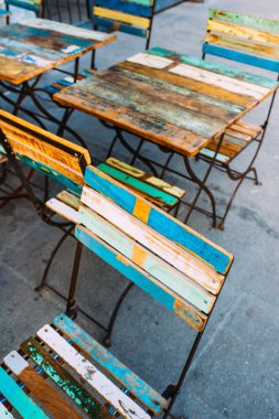 Renkli ahşap sandalye ve masa