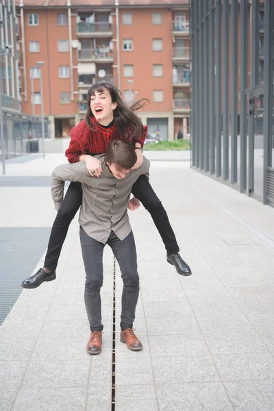 Hermosa pareja en la ciudad — Foto de Stock